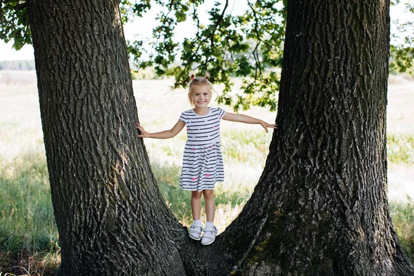Seorang Gadis Kecil Berdiri Taman Antara Dua Pohon Besar — Stok Foto