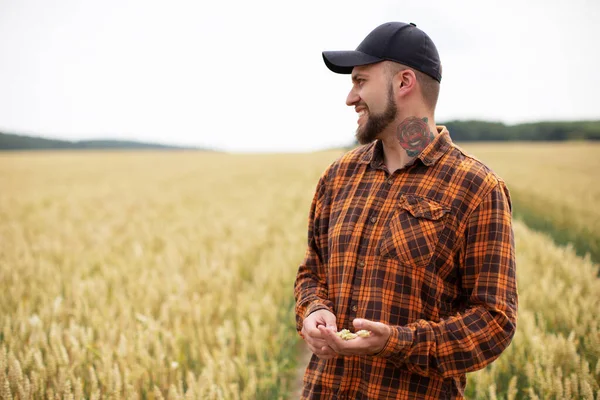 Šťastný Farmář Usmívá Pšeničném Poli Čas Sklizně — Stock fotografie