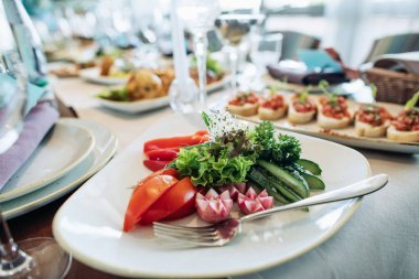 Restorandaki bir masada taze sebzeli bir tabak. Salatalık, domates, marul.