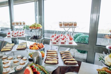 Çikolata ve lezzetli pastalar, restorandaki düğün töreninde tatlılar.