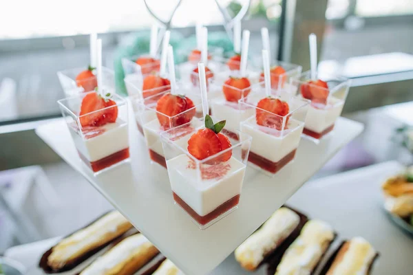 Γλυκό Μαρμελάδα Φράουλα Και Φρέσκες Φράουλες Εστιατόριο Γαμήλια Τελετή Καραμέλα — Φωτογραφία Αρχείου