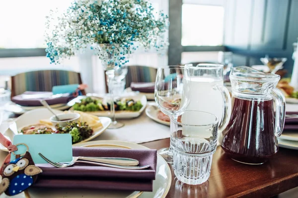 Table Manger Festive Dans Restaurant Avec Nourriture Assiettes Verres Grand — Photo