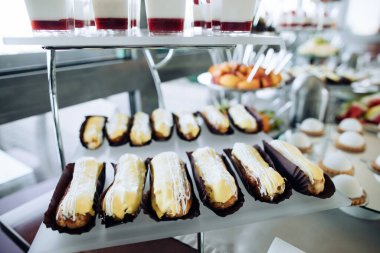 Düğün töreninde bir restoranda tatlı masasında nefis kekler.