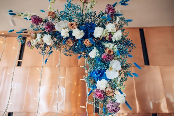 Dekorasi Indah Karangan Bunga Hidrangea Mawar Dan Anggrek Pelengkung Pernikahan — Stok Foto