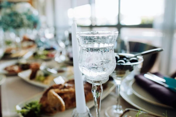 Ajuste Mesa Boda Velas Candelabros Sobre Mesa Restaurante Para Una — Foto de Stock