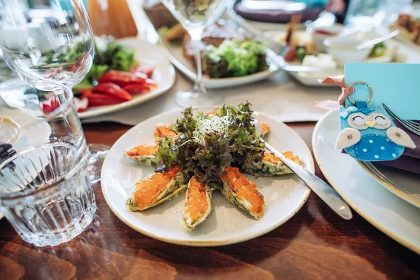 Pancake Dengan Kaviar Merah Pada Piring Putih Atas Meja Restoran — Stok Foto