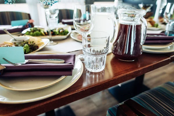 Restoranda Yemek Tabak Bardaklarla Şenlikli Yemek Masası Harika Masa Takımı — Stok fotoğraf