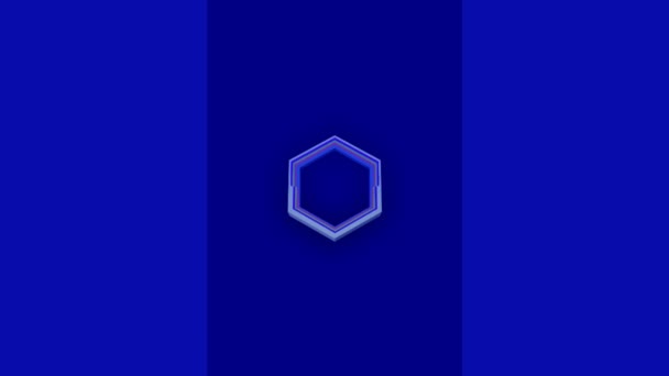 3d vídeo com formas hexagonais em cores diferentes, zoom e ligar fundo azul escuro. Logotipo forma abstrata útil como componente de introdução, propaganda — Vídeo de Stock