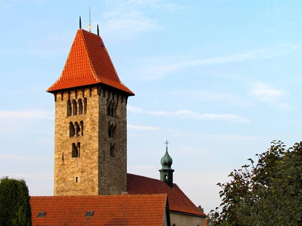 Ρωμανικός Πύργος και μέρος της οροφής του μια αγροτική εκκλησία στο το χωριό των Chrenovice, οριζόντια βολή — Φωτογραφία Αρχείου