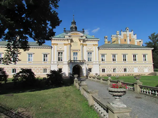 Neo-Rönesans chateau Svetla nad Sazavou bir erişim yolu ile — Stok fotoğraf