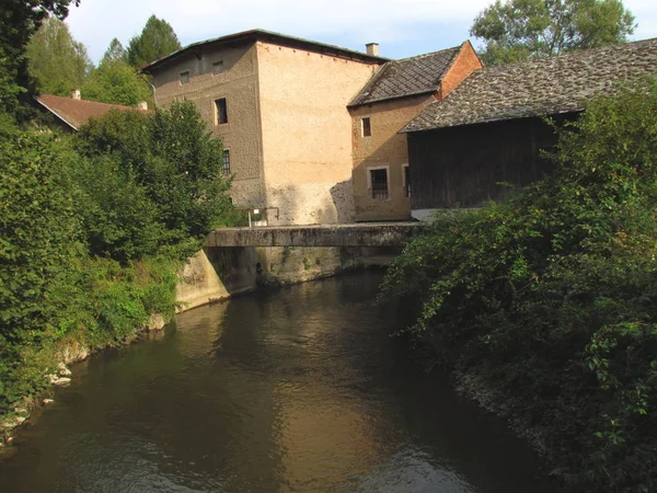 Alte Wassersäge mit Mühle am Fluss — Stockfoto