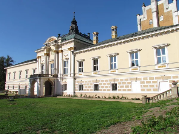 Neorenaissance-Schloss svetla nad sazavou, der Hauptflügel des Gebäudes — Stockfoto