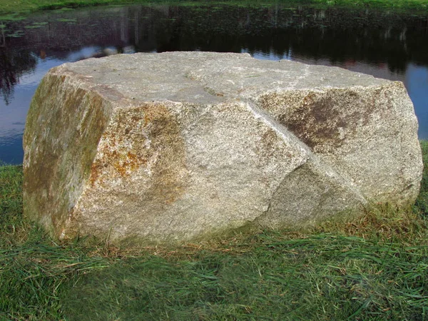 Nehir kıyısında, doğal yaşam tarzı üzerinde büyük yalnız boulder — Stok fotoğraf