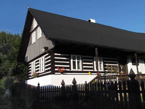 Cottage in legno, fatto di travi forti. Tipico esempio di architettura popolare della campagna ceca — Foto Stock