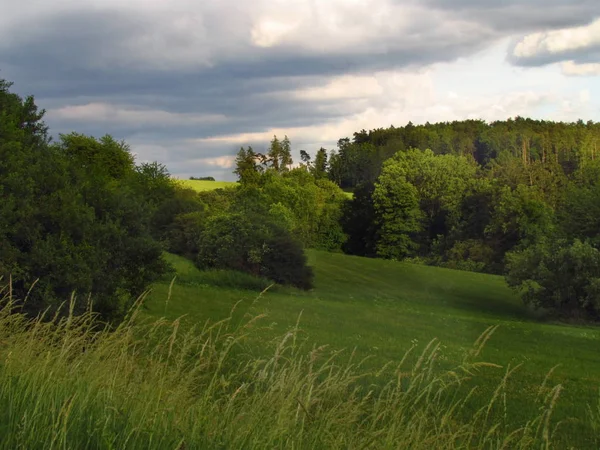 Lente landschap voor de storm, dramatische wolken in de lucht, somber licht, — Stockfoto