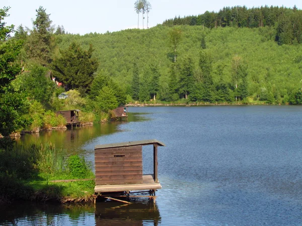 Capanne da pesca in legno vicino al lago, pesca sportiva — Foto Stock