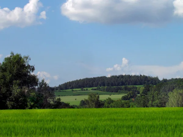 República Checa, hermoso paisaje montañoso país de verano con prado verde esmeralda, campos, intentos y nubes dramáticas en el cielo —  Fotos de Stock