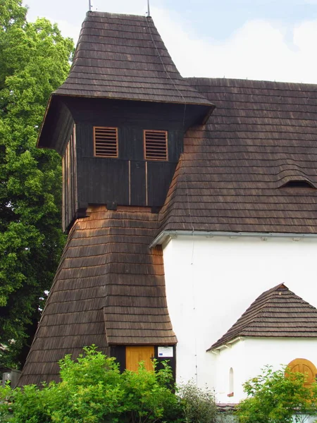 Volkskirche mit Holzturm und Holzdach, Sakralbau aus dem 13. Jahrhundert, ländliche Volksarchitektur — Stockfoto