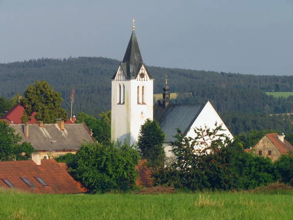 Vista di un tipico villaggio pittoresco ceco, chiesa di Trhovy Stepanov. Boemia centrale — Foto Stock