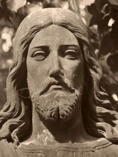 Το πρόσωπο του Χριστού σε τάφο στο παλιό νεκροταφείο, λεπτομέρεια του αγάλματος — Φωτογραφία Αρχείου