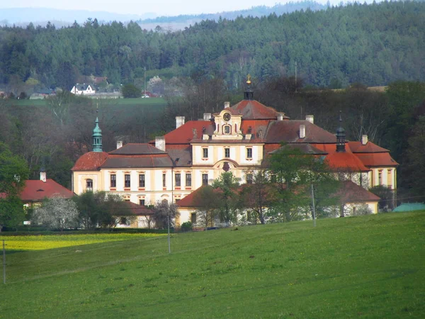 Замок Jemniste, замок в стиле барокко в Чехии, культурное наследие — стоковое фото