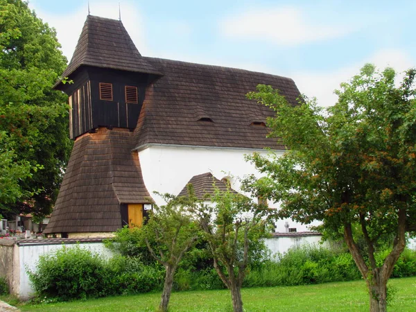 Chiesa popolare con torre in legno e tetto del XIII secolo, architettura popolare rurale — Foto Stock