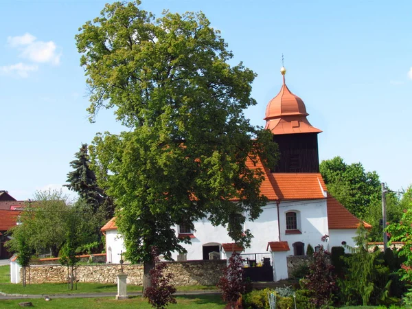 Folkový kostel s dřevěnou věží ze 13. — Stock fotografie