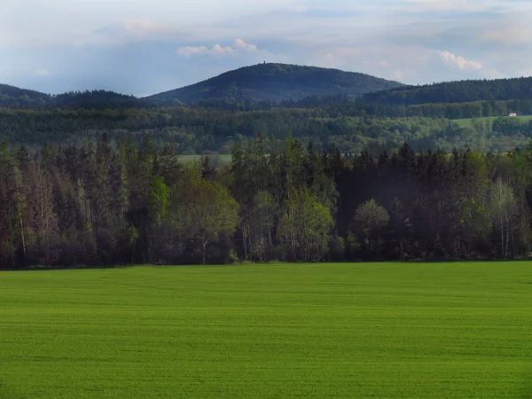 República Checa, paisagem montanhosa com colina Blanik, nuvens cênicas, prado na frente — Fotografia de Stock