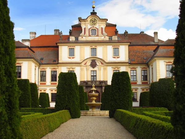 Замок Jemniste, замок в стиле барокко в Чехии, культурное наследие — стоковое фото