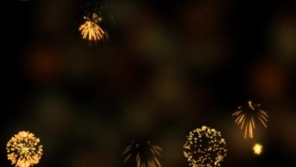 Película de cumpleaños feliz con fuegos artificiales realistas, banner de video de fiesta, fuegos artificiales y luces borrosas sobre fondo negro, texto en movimiento, letras animadas — Vídeo de stock