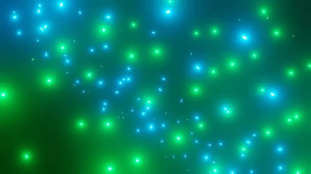 Piccole luci verdi e blu che volano su uno sfondo nero. Particelle luminose sfocate, che emettono luce blu e verde. Sfondo animato. — Video Stock