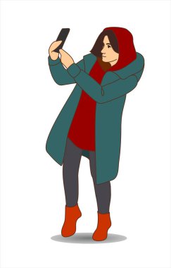 Akıllı telefonlu şirin bir kız, fotoğraf çekiyor ya da selfie çekiyor..