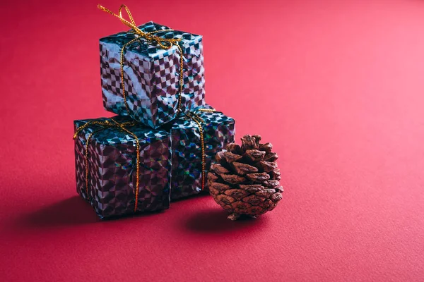 Karácsonyi Újévi Ünnepek Ajándék Doboz Piros Rózsaszín Háttér Zár Megjelöl — Stock Fotó