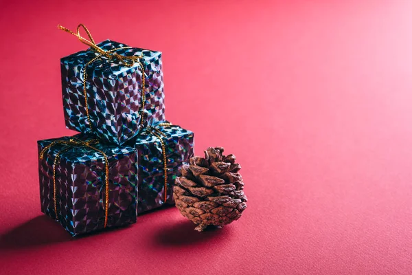 Karácsonyi Újévi Ünnepek Ajándék Doboz Piros Rózsaszín Háttér Zár Megjelöl — Stock Fotó