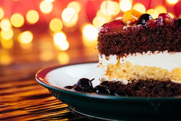 Один Кусок Торта Сливочными Шоколадными Фруктами Сладкий Десерт Деревянном Красном — стоковое фото