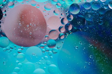 Petrol kabarcık makro akış arka plan sıvı mavi pembe yeşil renkleri su