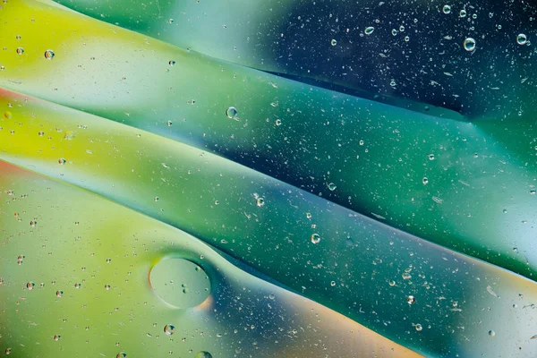 水石油バブル マクロ抽象的な背景フロー液体グリーン イエロー — ストック写真