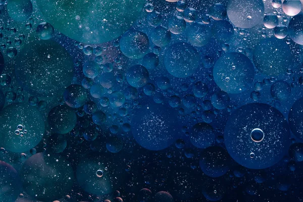 นฟองฟองน Macro นหล งนามธรรมไหลของเหลวส าเง นเข Aqua — ภาพถ่ายสต็อก