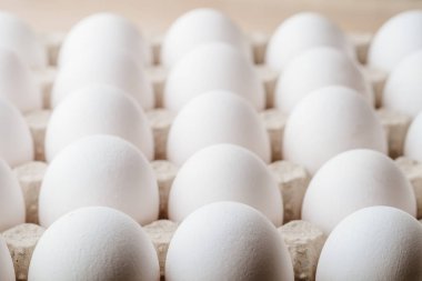 Tepside bir sürü beyaz tavuk yumurtası var. 