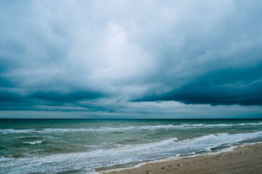 Koyu bulutlu rüzgarlı kumsal dalgaları