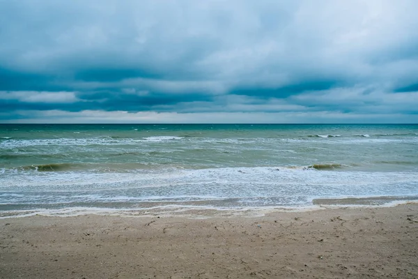 Koyu bulutlu rüzgarlı kumsal dalgaları