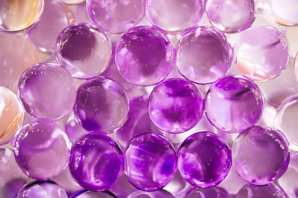 紫と青の色で光沢のある水のボールと抽象的な背景 — ストック写真