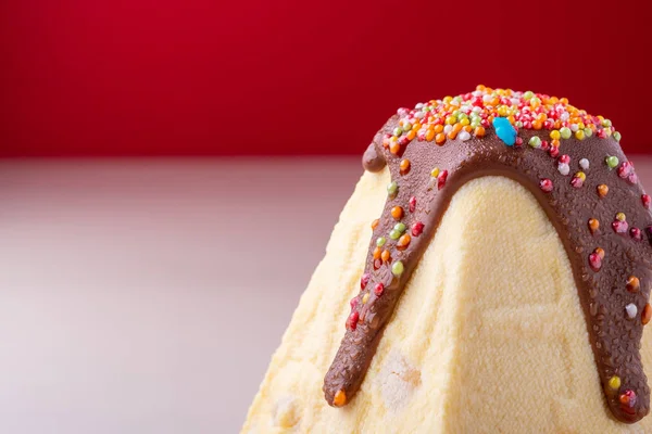 Солодкий Традиційний Великодній Сирний Торт Шоколадом Зморшками Червоному Тлі — стокове фото