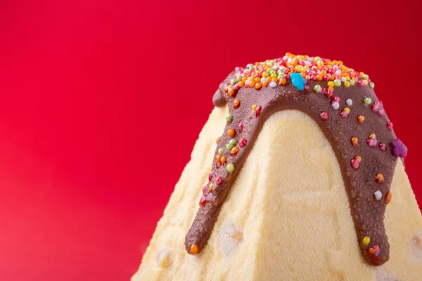Солодкий Традиційний Великодній Сирний Торт Шоколадом Зморшками Червоному Тлі — стокове фото