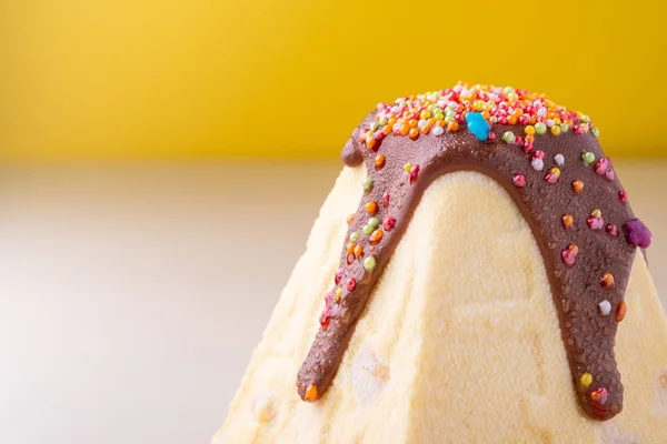 Солодкий Традиційний Великодній Сирний Торт Шоколадом Зморшками Жовтому Тлі — стокове фото
