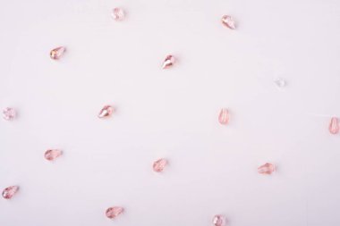 Takı taşlar boncuk lar pembe ve beyaz renk desen