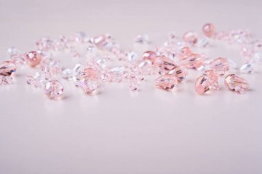 Takı taşlar boncuk lar pembe ve beyaz renkler