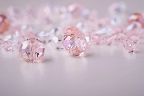 ジュエリー宝石ビーズピンクと白の色クローズアップ — ストック写真