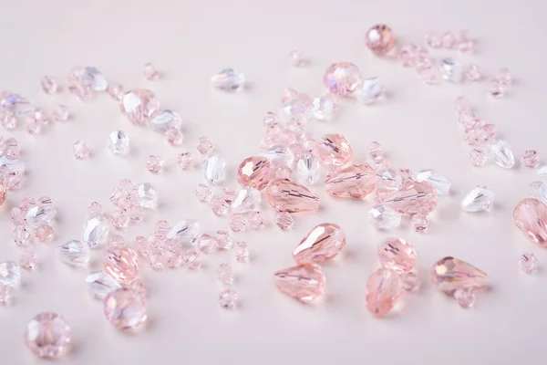 Κοσμήματα Πολύτιμους Λίθους Χάντρες Ροζ Και Λευκά Χρώματα — Φωτογραφία Αρχείου