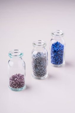 Şeffaf şişeler beyaz arka plan çeşitli renkler boncuk